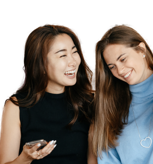 Deux clientes payant ensemble depuis un téléphone